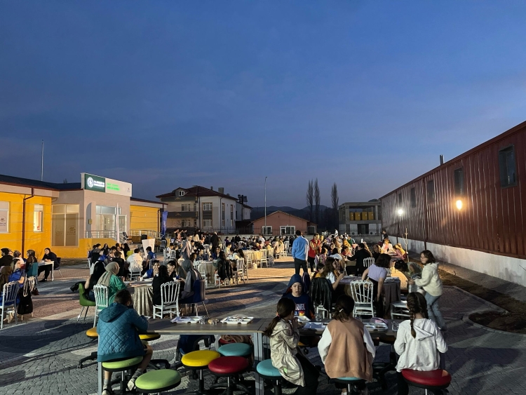 Gölpazarı Gençlik Merkezi  Sofrası'ndayız
