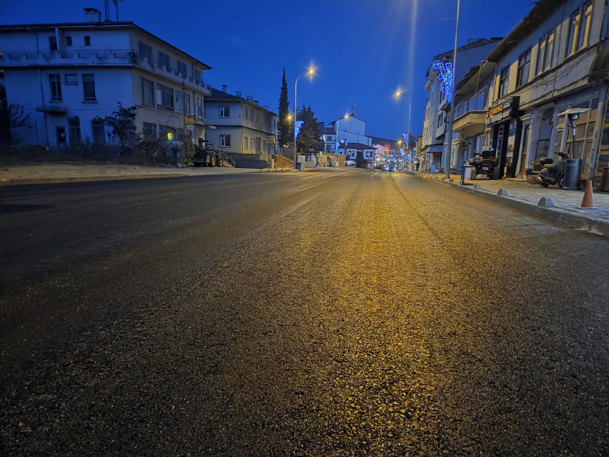 Cumhuriyet Caddesi'nde Son Kat Sıcak Asfalt Çalışmaları Sürüyor