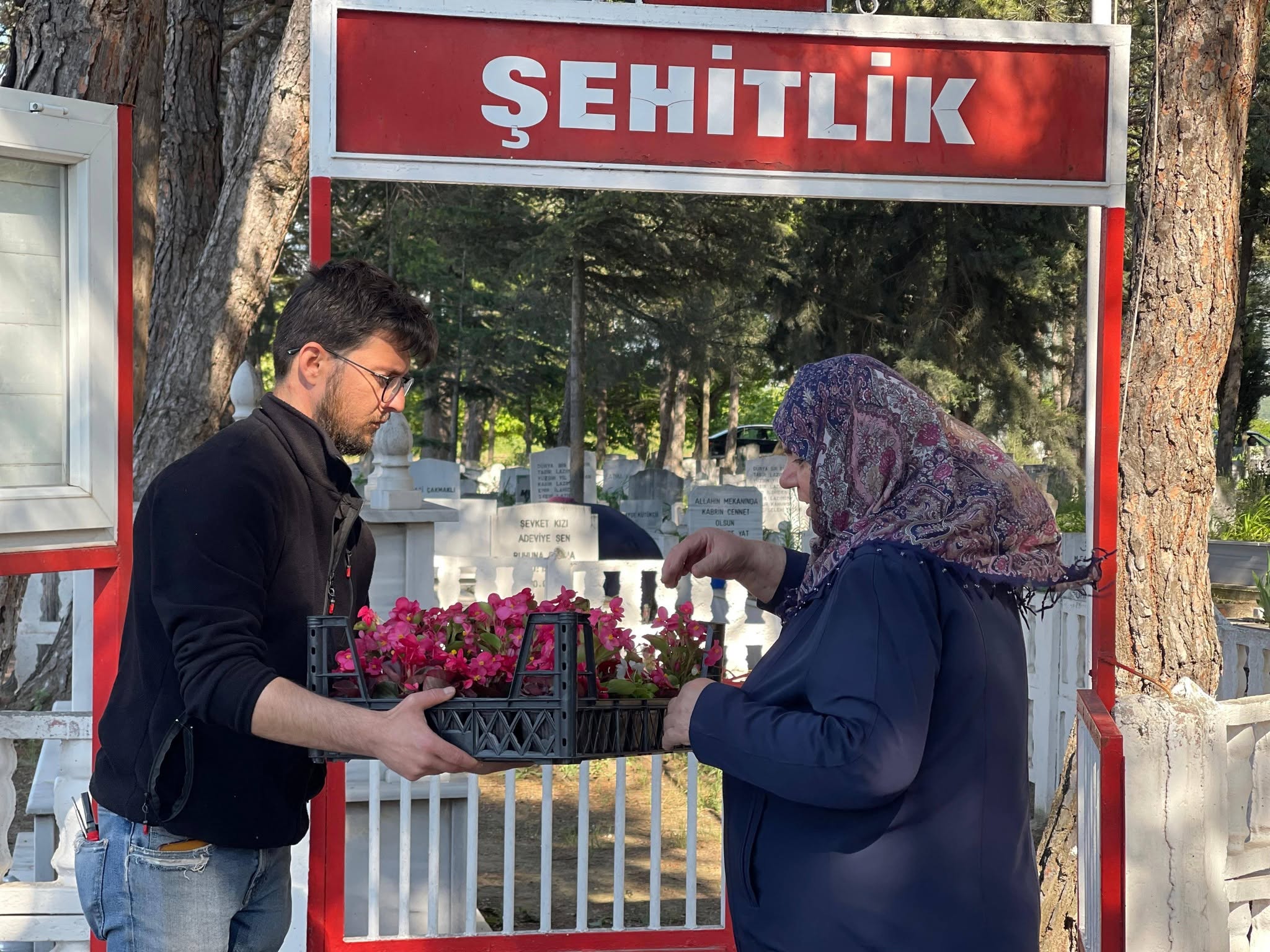 Arife Gününde Kabristan Ziyareti Yapan Vatandaşlarımıza Çiçek Takdim Edildi