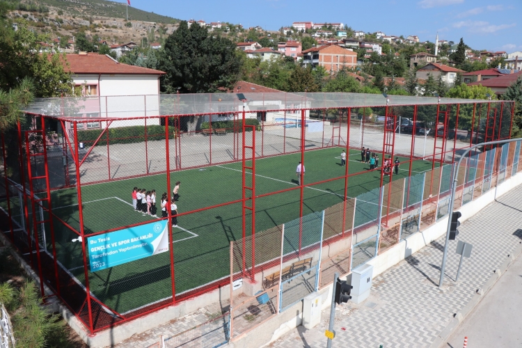 Her İlkokula Bir Halısaha